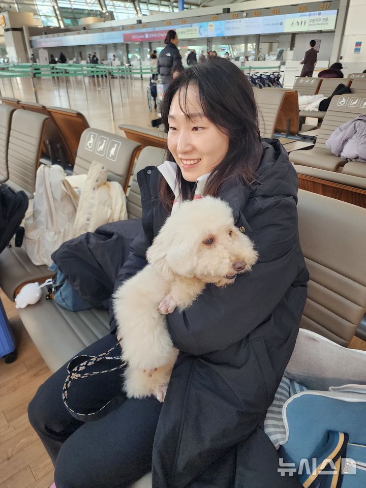 [인천공항=뉴시스] 김희준 기자 = 최민정이 2025 하얼빈 동계아시안게임 출전을 위해 출국하기 전 인천공항에서 반려견 옹심이와 작별 인사를 나누고 있다. 2025.02.02jinxijun@newsis.com