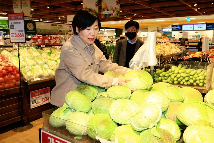 송미령 농림축산식품부 장관이 2일 서울 용산구 이마트 용산점에서 농축산물 가격 동향을 점검하고 있다.(사진 : 농식품부 제공) 2025.2.2. *재판매 및 DB 금지
