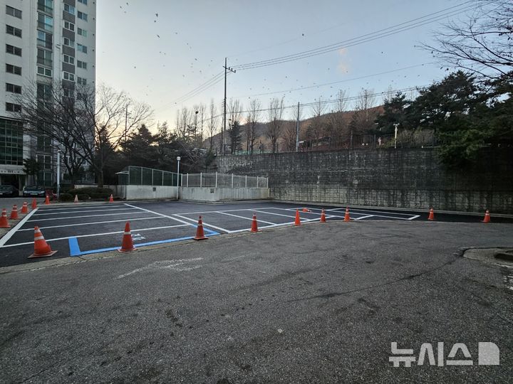 [시흥=뉴시스]지난해 극동 아파트 단지에 조성된 나눔 주차장. (사진=시흥시 제공).