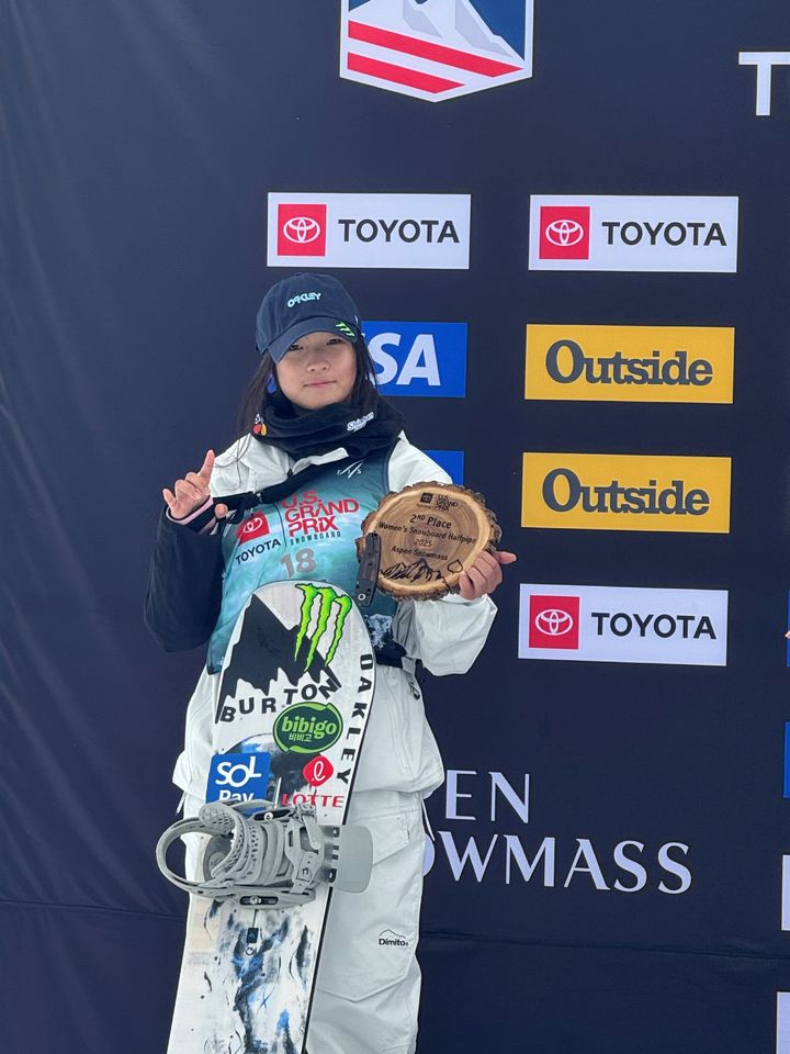 [서울=뉴시스] 최가온이 2일(한국 시간) 미국 콜로라도주 애스펀에서 열린 2024~2025 국제스키연맹(FIS) 스노보드 월드컵 여자 하프파이프에서 은메달을 수확한 뒤 시상식을 하고 있다. (사진 = 올댓스포츠 제공)  *재판매 및 DB 금지