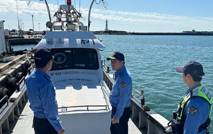 [울산=뉴시스] 박수지 기자 = 안철준 울산해양경찰서장이 원거리에서 조업가장 불법낚시행위 단속을 진행하고 있다. (사진=울산해경 제공) 2025.02.02. photo@newsis.com *재판매 및 DB 금지