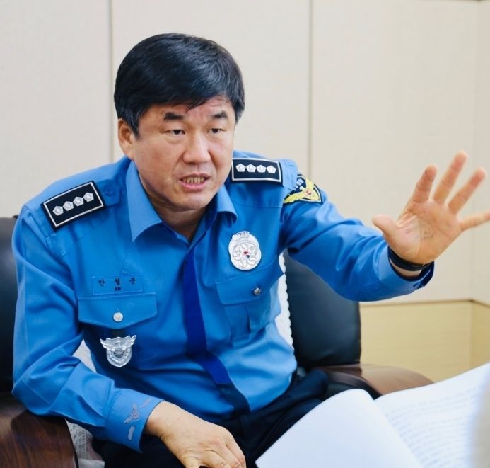 [울산=뉴시스] 박수지 기자 = 안철준 울산해양경찰서장이 불법 원거리 낚시행위에 대한 문제점과 함께 낚시객에게 경각심을 당부하고 있다. 2025.02.02. parksj@newsis.com *재판매 및 DB 금지