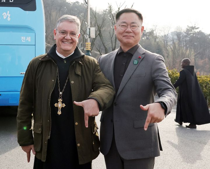 [칠곡=뉴시스] 김재욱 군수가 제7대 총재 아빠스 당선자인 수아레스 신부와 기념사진을 찍고 있다 (사진=칠곡군 제공) 2025.02.03 photo@newsis.com *재판매 및 DB 금지