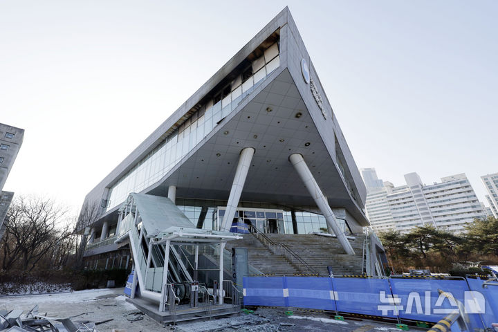 [서울=뉴시스] 최동준 기자 = 지난 1일 발생한 서울 용산 국립한글박물관 화재와 관련해 소방당국은 화재원인을 조사하기 위한 현장감식을 4일 진행한다.국립한글박물관 측은 1층 수장고에 남아있는 유물을 모두 국립중앙박물관으로 옮길 예정이라고 밝혔다. 사진은 2일 국립한글박물관 모습. 2025.02.02. photocdj@newsis.com