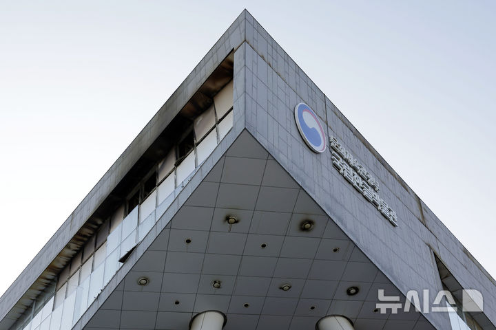 [서울=뉴시스] 최동준 기자 = 지난 1일 발생한 서울 용산 국립한글박물관 화재와 관련해 소방당국은 화재원인을 조사하기 위한 현장감식을 4일 진행한다.국립한글박물관 측은 1층 수장고에 남아있는 유물을 모두 국립중앙박물관으로 옮길 예정이라고 밝혔다. 사진은 2일 국립한글박물관 모습. 2025.02.02. photocdj@newsis.com