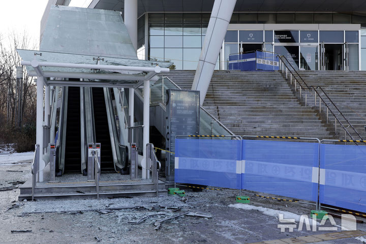 [서울=뉴시스] 최동준 기자 = 지난 1일 발생한 서울 용산 국립한글박물관 화재와 관련해 소방당국은 화재원인을 조사하기 위한 현장감식을 4일 진행한다.국립한글박물관 측은 1층 수장고에 남아있는 유물을 모두 국립중앙박물관으로 옮길 예정이라고 밝혔다. 사진은 2일 국립한글박물관 모습. 2025.02.02. photocdj@newsis.com