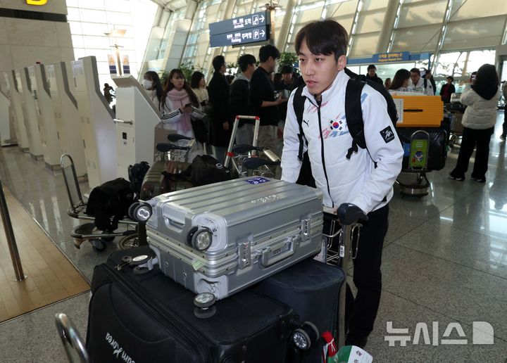 [인천공항=뉴시스] 고범준 기자 = 2025 하얼빈 동계아시안게임에 출전하는 한국 쇼트트랙 대표 박지원이 2일 오전 인천국제공항 제1여객터미널을 통해 출국하고 있다. 오는 7일부터 14일까지 중국 하얼빈 일대에서 2025 하얼빈 동계 아시안게임(제9회 동계 아시안게임)이 진행된다. 2025.02.02. bjko@newsis.com