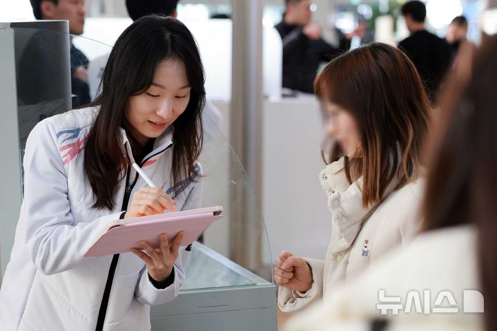 [인천공항=뉴시스] 고범준 기자 = 2025 하얼빈 동계아시안게임에 출전하는 한국 쇼트트랙 대표 최민정이 지난 2일 오전 인천국제공항 제1여객터미널에서 출국에 앞서 팬에게 사인을 해 주고 있다. 오는 7일부터 14일까지 중국 하얼빈 일대에서 2025 하얼빈 동계 아시안게임(제9회 동계 아시안게임)이 진행된다. 2025.02.02. bjko@newsis.com