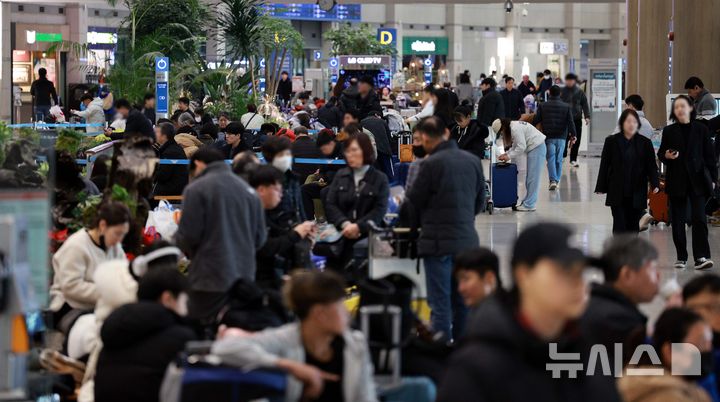 [인천공항=뉴시스] 고범준 기자 = 설 연휴 마지막 날이자 일요일인 2일 오전 인천국제공항 제1여객터미널에서 공항 이용객들이 이동하고 있다. 2025.02.02. bjko@newsis.com