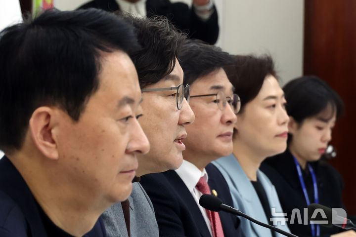 [서울=뉴시스] 고승민 기자 = 권성동 국민의힘 원내대표가 2일 서울 여의도 국회에서 현안 기자간담회를 하고 있다. 2025.02.02. kkssmm99@newsis.com