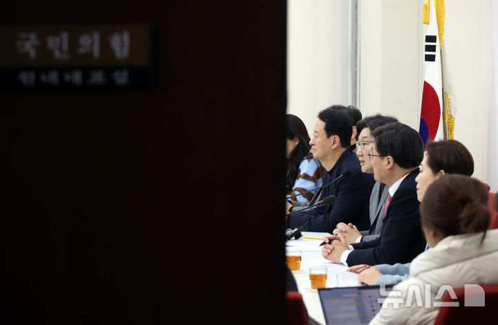 [서울=뉴시스] 고승민 기자 = 권성동 국민의힘 원내대표가 2일 서울 여의도 국회에서 현안 기자간담회를 하고 있다. 2025.02.02. kkssmm99@newsis.com