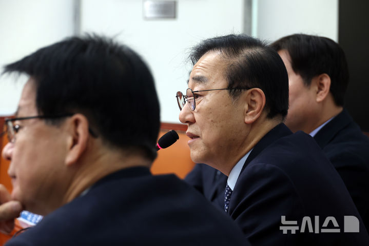 [서울=뉴시스] 고승민 기자 = 김윤덕 더불어민주당 사무총장이 2일 서울 여의도 국회에서 현안 기자간담회를 하고 있다. 2025.02.02. kkssmm99@newsis.com