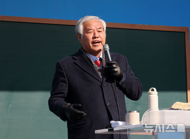 [서울=뉴시스] 배훈식 기자 = 전광훈 사랑제일교회 목사가 2일 오전 서울 종로구 세종대로에서 열린 전국 주일 연합 예배에서 발언하고 있다. 2025.02.02. dahora83@newsis.com