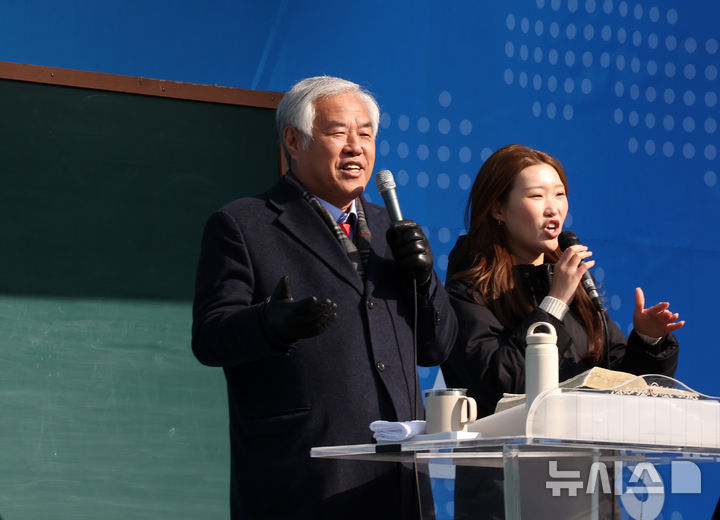 [서울=뉴시스] 배훈식 기자 = 전광훈 사랑제일교회 목사가 지난 2일 오전 서울 종로구 세종대로에서 열린 전국 주일 연합 예배에서 발언하고 있다. 2025.02.02. dahora83@newsis.com