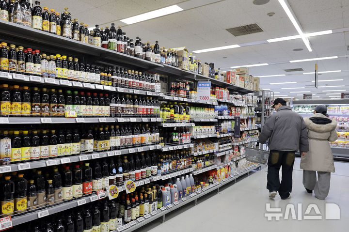 [서울=뉴시스] 최동준 기자 = 서울 시내 한 대형마트에서 시민들이 장을 보고 있다. 2025.02.02. photocdj@newsis.com