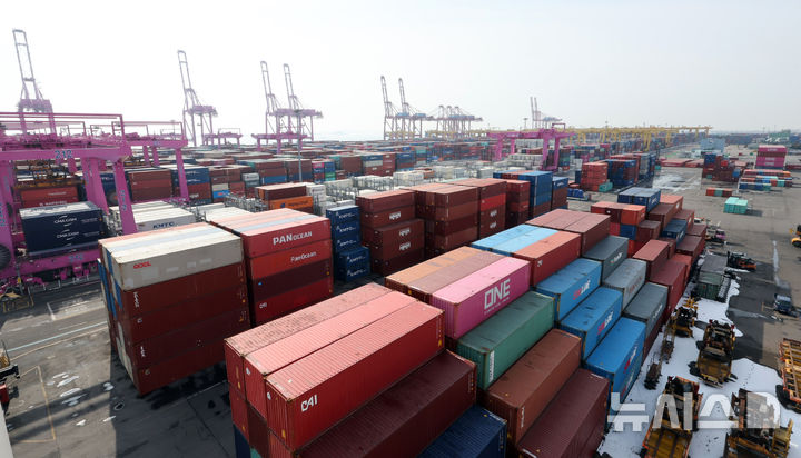 [인천=뉴시스] 전진환 기자 = 2일 인천 연수구 인천신항 컨테이너 터미널에서 컨네이너가 쌓여 있다. 2025.02.02. amin2@newsis.com