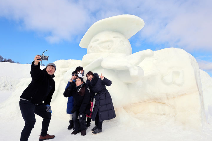 [서울=뉴시스] 고승민 기자 = 지난해 2월 2일 강원 평창군 대관령면 송천 일원에서 열린 제31회 대관령눈꽃축제를 찾은 방문객들이 즐거운 시간을 보내고 있다. (사진=평창군 제공) 2025.02.02. photo@newsis.com *재판매 및 DB 금지
