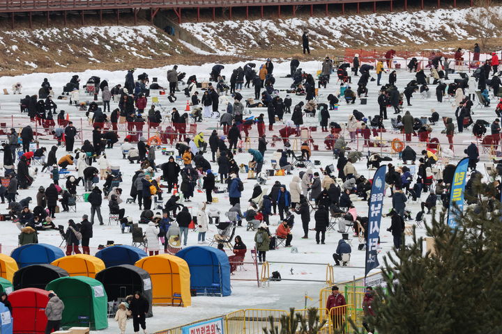 [서울=뉴시스] 고승민 기자 = 휴일인 2일 강원 평창군 진부면 오대천 일원에서 열린 제16회 평창송어축제를 찾은 방문객들이 즐거운 시간을 보내고 있다. (사진=평창군 제공) 2025.02.02. photo@newsis.com *재판매 및 DB 금지