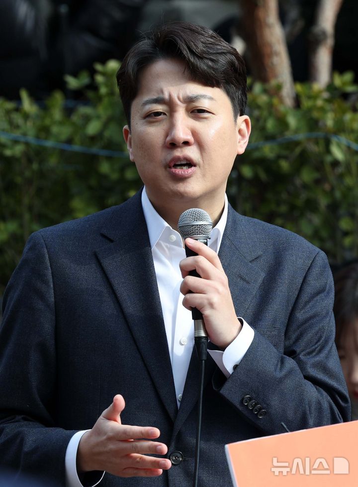 [서울=뉴시스] 고범준 기자 = 이준석 개혁신당 의원이 2일 서울 마포구 홍대 레드로드 버스킹거리에서 정치현안관련 기자회견을 하고 있다. 2025.02.02. bjko@newsis.com