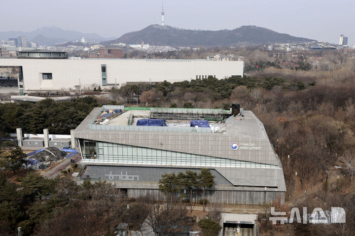 [서울=뉴시스] 최동준 기자 = 지난 1일 발생한 서울 용산 국립한글박물관 화재와 관련해 소방당국은 화재원인을 조사하기 위한 현장감식을 4일 진행한다.국립한글박물관 측은 1층 수장고에 남아있는 유물을 모두 국립중앙박물관으로 옮길 예정이라고 밝혔다. 사진은 2일 국립한글박물관 모습. 2025.02.02. photocdj@newsis.com