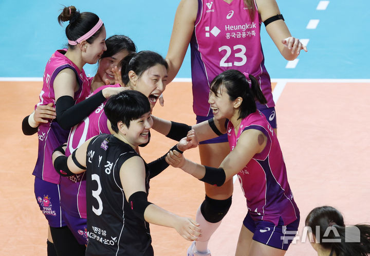[인천=뉴시스] 김진아 기자 = 2일 인천 부평구 인천삼산월드체육관에서 열린 2024-2025 V-리그 여자부 흥국생명과 정관장의 경기, 세트스코어 3-1(25:21 22:25 25:10 25:23)로 승리한 흥국생명 김연경과 선수들이 기뻐하고 있다. 2025.02.02. bluesoda@newsis.com