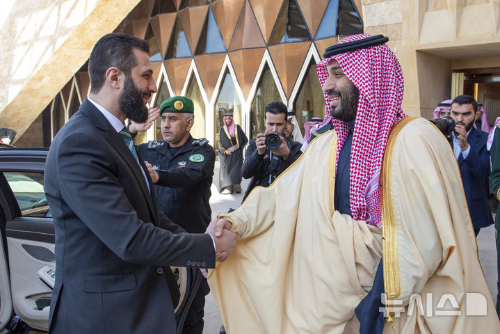 [리야드=AP/뉴시스] 시리아 과도정부 아메드 알샤라(왼쪽) 임시 대통령이 2025년 2월 2일 사우디아라비아 리야드 왕궁에 도착해 무함마드 빈 살만 사우디 왕세자와 악수하고 있다. 알샤라 임시 대통령은 첫 해외 방문지로 사우디를 찾았고 올해 4월 21일에도 제다를 방문해 정상회담을 했다. 2026. 04.22.