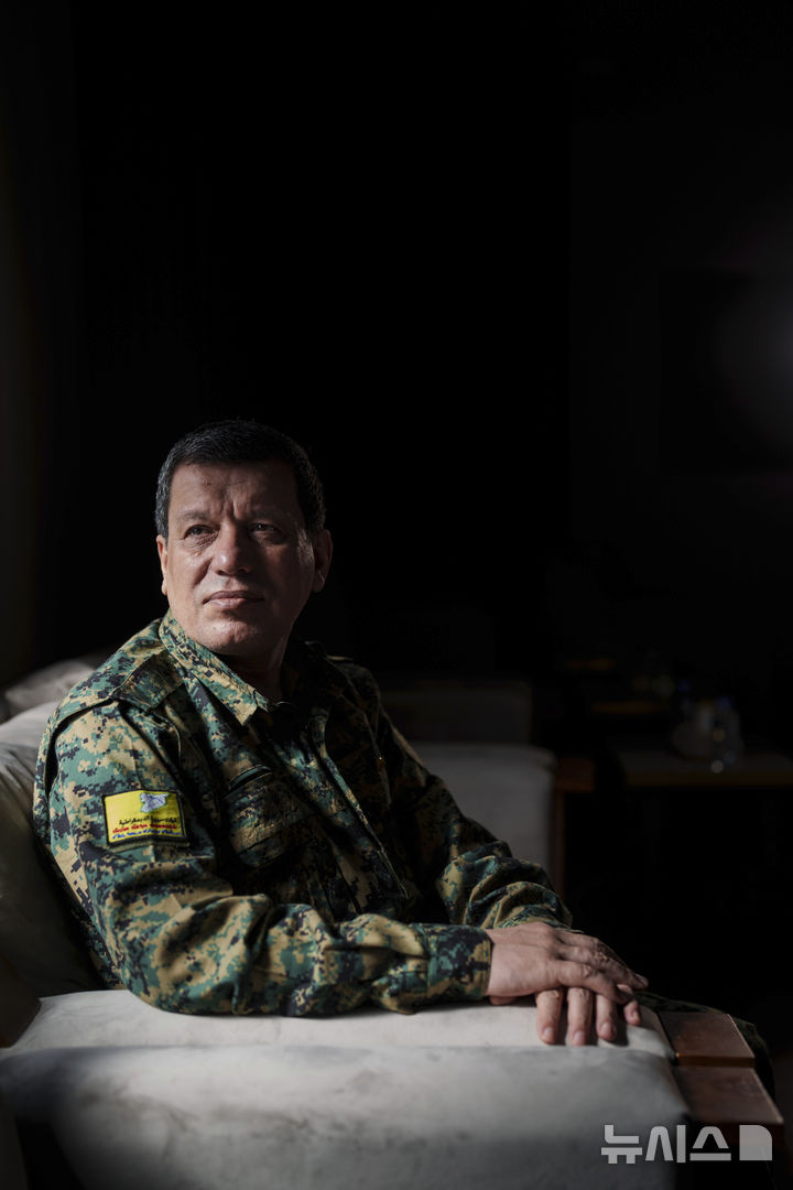 [AP/뉴시스] 이라크와 접하고 있는 시리아 동단 하사케시에서 2일 미군과 협력해온 쿠르드족 무장대 '시리아민주군(SDF)'의 마즈롬 압디 사령관이 AP 통신과 인터뷰하고 있다 