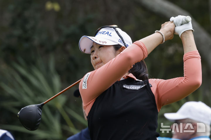 [올랜도=AP/뉴시스] 지난 2일(현지 시간) 미국 플로리다주 올랜도 레이크 노나 골프 & 컨트리클럽(파72)에서 열린 LPGA 투어 힐튼 그랜드 배케이션스 토너먼트 오브 챔피언스(총상금 200만 달러) 대회 최종 4라운드 10번홀에서 김아림이 드라이버샷을 하고 있다. 2025.02.03.