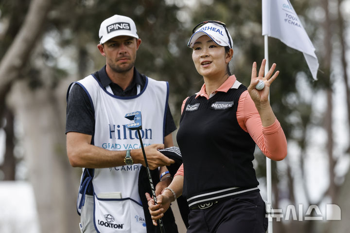 [올랜도=AP/뉴시스] 김아림이 지난 2일(현지 시간) 미 플로리다주 올랜도의 레이크 노나 GC에서 열린 미국여자프로골프(LPGA) 투어 힐튼 그랜드 베케이션스 토너먼트 오브 챔피언스 최종 라운드 9번 홀에서 버디를 기록한 후 갤러리에 화답하고 있다. 김아림은 최종 합계 20언더파 268타로 와이어 투 와이어 우승을 차지했다. 투어 통산 3승째. 2025.02.03.