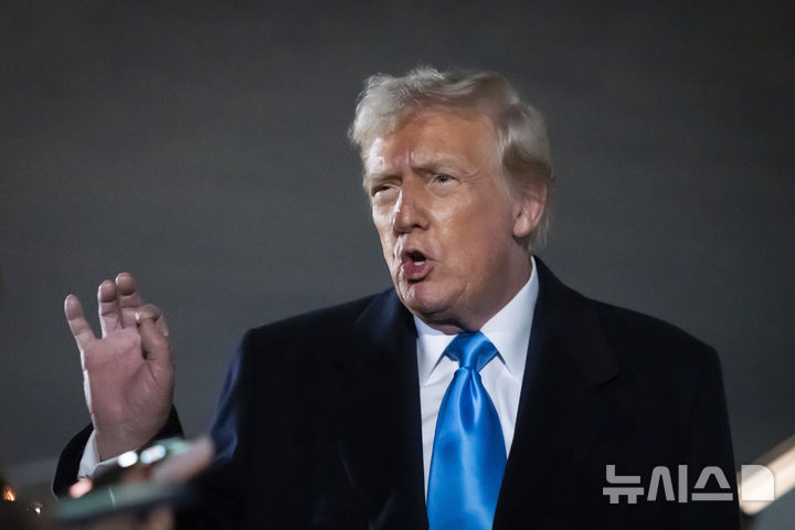 [앤드루스공군기지=AP/뉴시스]도널드 트럼프 미국 대통령이 2일(현지 시간) 메릴랜드 앤드루스 공군기지에서 기자들과 대화하고 있다. 2025.02.03.