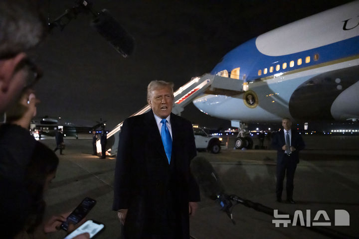 [앤드루스공군기지=AP/뉴시스]도널드 트럼프 미국 대통령이 2일(현지 시간) 메릴랜드 앤드루스 공군기지에서 기자들과 대화하고 있다. 2025.02.03.