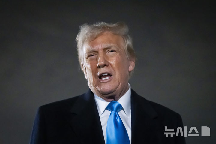 [앤드루스공군기지=AP/뉴시스]도널드 트럼프 미국 대통령이 2일(현지 시간) 메릴랜드 앤드루스 공군기지에서 기자들과 대화하고 있다. 2025.02.03.