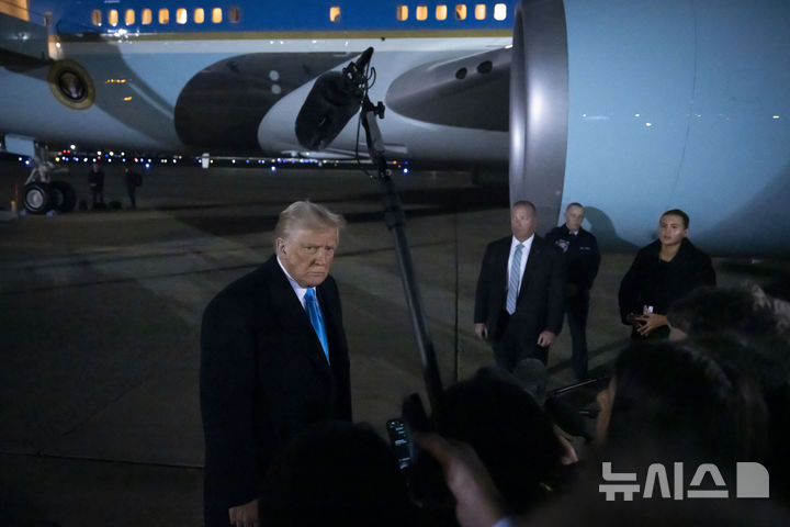 [앤드루스공군기지=AP/뉴시스]도널드 트럼프 미국 대통령이 2일(현지 시간) 메릴랜드 앤드루스 공군기지에서 기자들과 대화하고 있다. 2025.02.03.