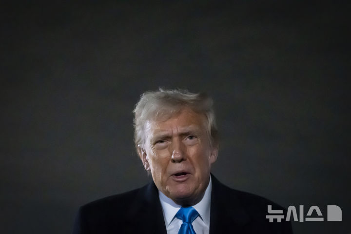 [앤드루스공군기지=AP/뉴시스]도널드 트럼프 미국 대통령이 2일(현지 시간) 메릴랜드 앤드루스 공군기지에서 기자들과 대화하고 있다. 2025.02.03.