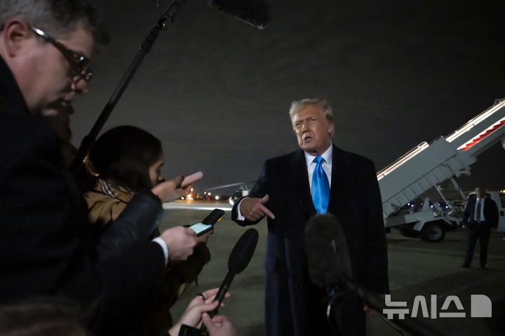 [앤드루스공군기지=AP/뉴시스]도널드 트럼프 미국 대통령이 2일(현지 시간) 메릴랜드 앤드루스 공군기지에서 기자들과 대화하고 있다. 2025.02.03.