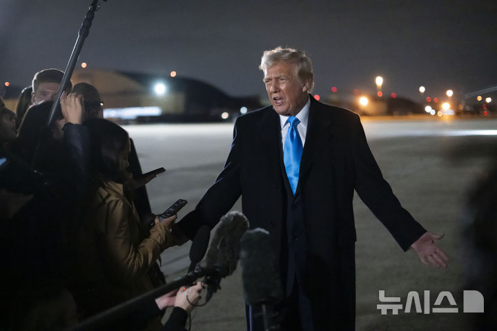 [앤드루스공군기지=AP/뉴시스]도널드 트럼프 미국 대통령이 2일(현지 시간) 메릴랜드 앤드루스 공군기지에서 기자들과 대화하고 있다. 2025.02.03.
