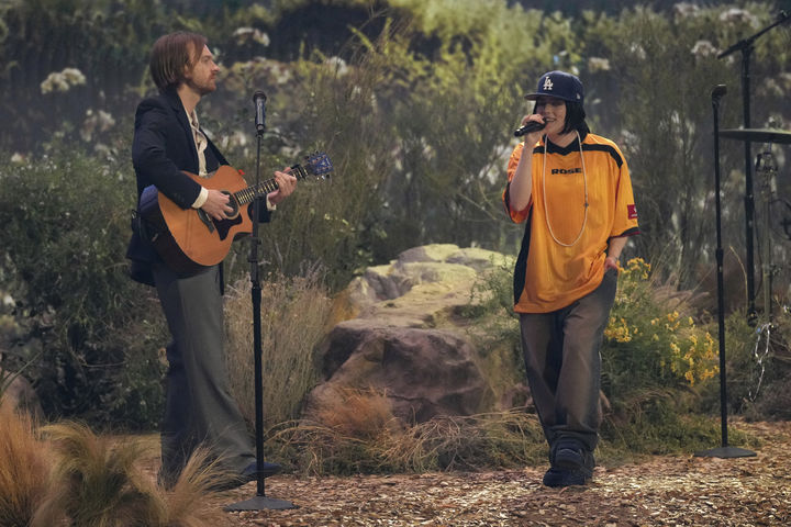 [LA=AP/뉴시스] '제67회 그래미 어워즈'에서 산불 피해를 입은 LA 산을 배경으로 히트곡 '버즈 오브 어 피더(Birds of a Feather)'를 부른 빌리 아일리시와 그녀의 친오빠이자 음악 파트너인 피니어스. 