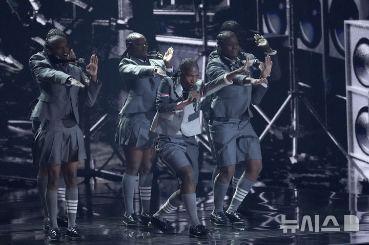 [LA=AP/뉴시스] '제 67회 그래미 어워즈'에서 퍼포먼스를 선보이는 미국 래퍼 도이치. 