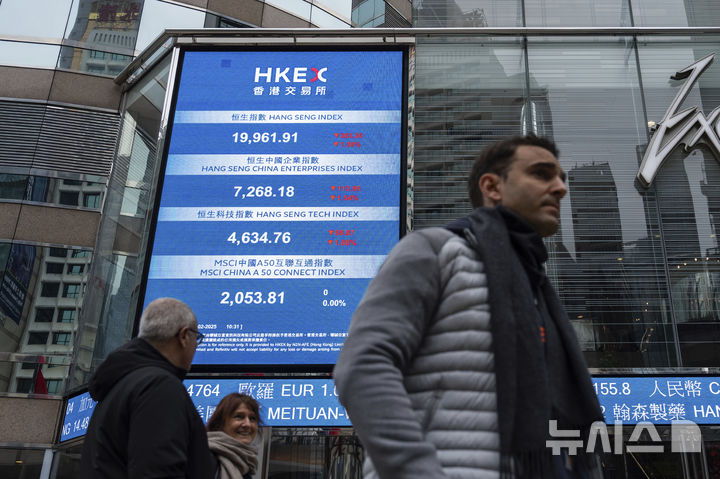 [AP/뉴시스] 홍콩 항셍지수 전시판