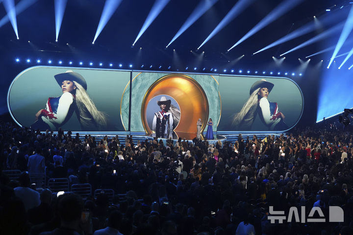 [로스앤젤레스=AP/뉴시스] 비욘세가 2일(현지 시간) 미 캘리포니아주 로스앤젤레스(LA)의 크립토닷컴 아레나에서 열린 제67회 그래미 시상식에서 '올해의 앨범' 상을 받은 후 소감을 말하고 있다. 비욘세는 정규 8집 '카우보이 카터'로 이 상을 받아 처음으로 올해의 앨범상을 받았다. 2025.02.03.