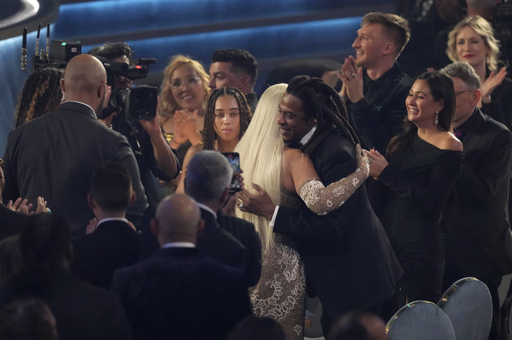 [LA=AP/뉴시스] '제67회 그래미 어워즈'에서 '올해의 앨범'을 받은 비욘세와 그녀를 축하해주는 남편 제이지.