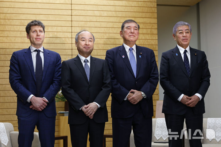 [도쿄=AP/뉴시스]일본 정부는 인공지능(AI) 보급으로 수요가 커질 것으로 전망되는 데이터센터와 발전소를 연계 정비하기 위해 민관 협의회를 시작한다. 사진은 이시바 시게루 일본 총리가 지난 3일 도쿄 총리 관저에서 이와야 다케시 외무상과 함께 손정의(孫正義·일본명 손 마사요시) SBG 사장 겸 회장, 샘 알트먼 오픈AI 최고경영자(CEO)와 면담하고 사진 촬영한 모습. 왼쪽부터 알트먼 CEO, 손 회장, 이시바 총리, 이와야 외무상. 2025.02.21.