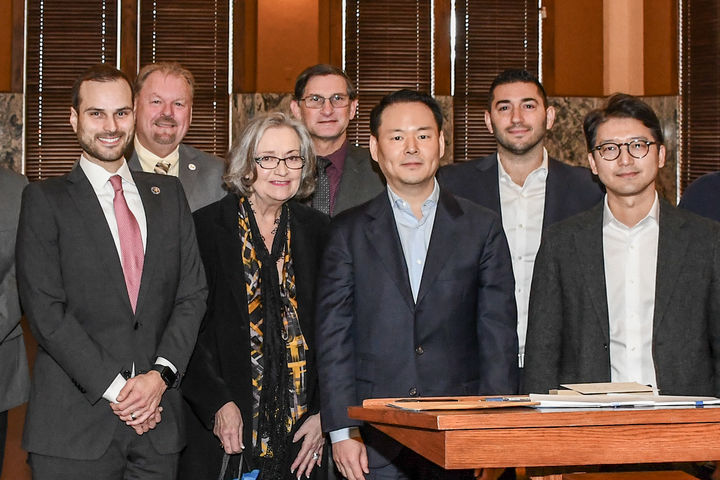 지난 달 27일(현지시각) 미국 텍사스주 존슨 카운티(Johnson County) 지방법원에서 진행된 파리바게뜨 제빵공장 투자 인센티브 조인식에서 참석자들이 기념 촬영을 하고 있다. (앞줄 왼쪽부터) 크리스토퍼 보데커(Christopher Boedeker) 존슨 카운티 판사, 다이애나 밀러(Diana Miller) 존슨 카운티 경제개발 이사, 허진수 SPC그룹 사장, 박세용 파리바게뜨 아메리카 본부 최고재무책임자(CFO).(사진=SPC그룹 제공) *재판매 및 DB 금지