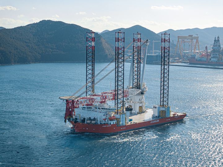 [서울=뉴시스] 한화오션이 건조한 대형 해상풍력발전기 설치선(WTIV) 시운전 모습. (사진=한화오션 제공) 2025.2.3. photo@newsis.com *재판매 및 DB 금지