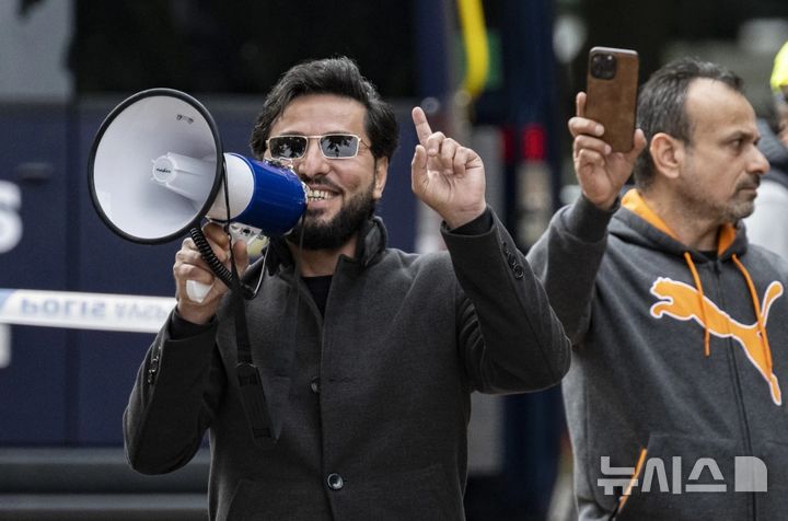 [서울=뉴시스] 2023년 9월 스웨덴 말뫼에서 연설하고 있는 살완 모미카(사진=AP통신)