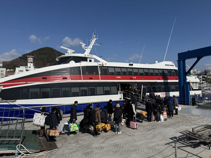 [여수=뉴시스] 설 연휴 섬을 찾는 귀성객이 여수여객선터미널에서 거문도행 여객선에 오르고 있다. photo@newsis.com *재판매 및 DB 금지
