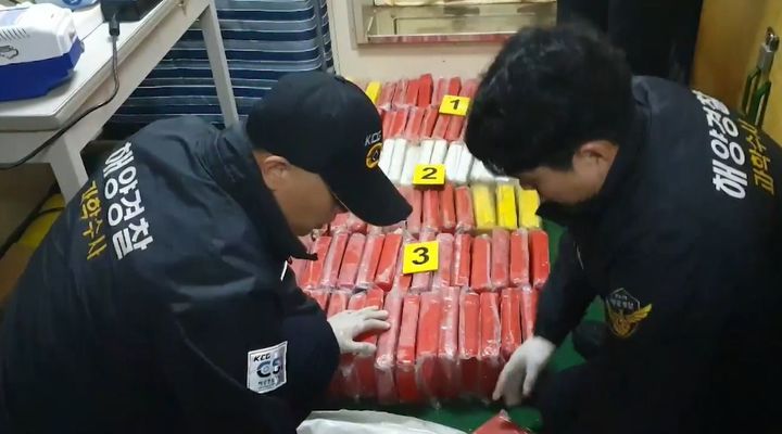 [부산=뉴시스] 2024년 1월 부산신항에 입항한 화물선 선저의 씨체스트에서 은닉된 마약을 발견한 해경. (사진=남해지방해양경찰청 제공) 2025.02.03. photo@newsis.com *재판매 및 DB 금지