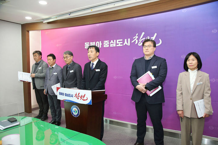 [창원=뉴시스] 홍순영 경남 창원시 자치행정국장이 3일 창원시청 프레스센터에서 정부 공모사업인 교육발전특구, 글로컬대학, 라이즈(RISE) 과제 선정 지원에 대한 브리핑을 하고 있다. (사진=창원시청 제공) 2025.02.03. photo@newsis.com *재판매 및 DB 금지