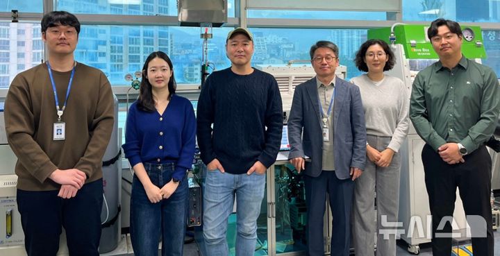 [창원=뉴시스]중희토류 의존 없는 2단계 입계확산공정 개발한 한국재료연구원 연구팀. 오른쪽서 두 번째부터 이설미 학생연구원(논문 제1저자), 이정구 책임연구원, 김태훈 선임연구원(논문 교신저자).(사진=한국재료연구원 제공) 2025.02.03.photo@newsis.com