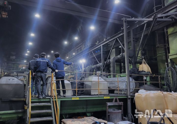 [창원=뉴시스] 부산진해경제자유구역청(부산진해경자청 ) 민관합동 현장점검단이 구역 내 환경오염물질 배출사업장을 찾아 통합지도·점검 활동을 하고 있다. (사진=부산진해경자청 제공) 2025.02.03. photo@newsis.com